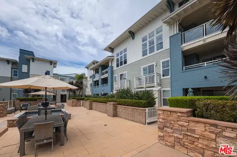 Exterior - 1542 Seabridge Ln, Oxnard, CA 93035 photo 8 of 9