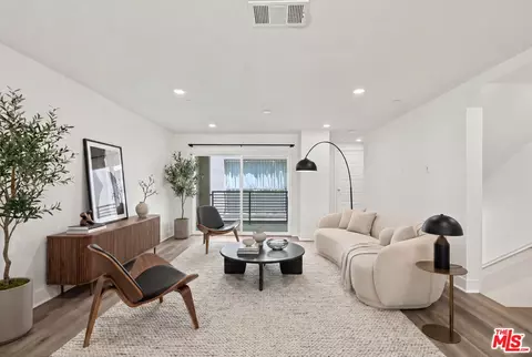 5262 N Rainier Way, Valley Village, CA 91607