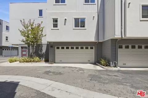 5262 N Rainier Way, Valley Village, CA 91607