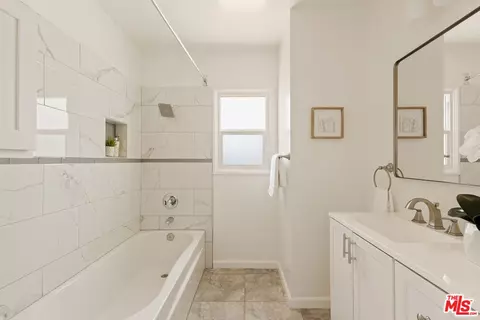 Bath - 2002 Lime Ave, Long Beach, CA 90806 photo 1 of 2