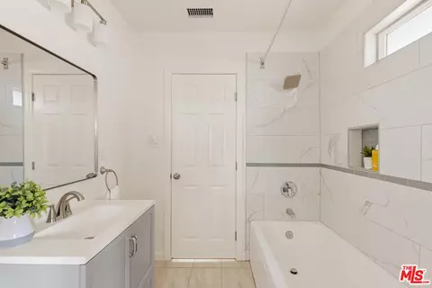 Bath - 2002 Lime Ave, Long Beach, CA 90806 photo 2 of 2