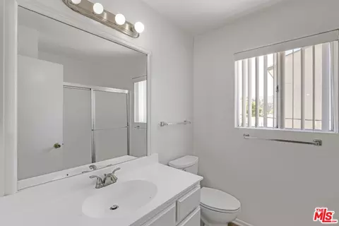 Bath - 10139 Hillhaven Ave, Tujunga, CA 91042 photo 2 of 3