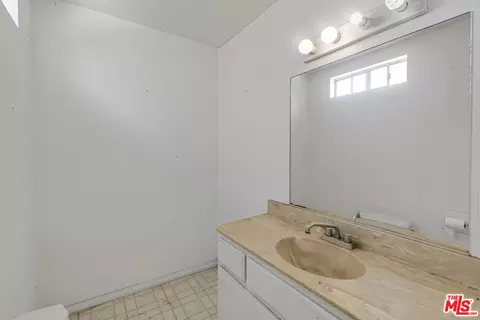 Bath - 10139 Hillhaven Ave, Tujunga, CA 91042 photo 3 of 3