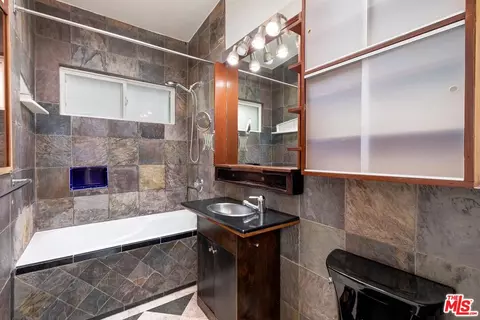 Bath - 2416 Walnut Ave, Venice, CA 90291 photo 1 of 1