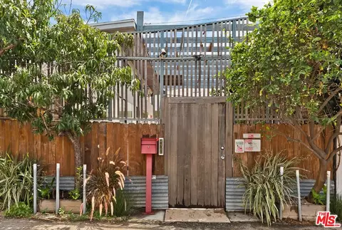 Exterior - 2416 Walnut Ave, Venice, CA 90291 photo 4 of 5