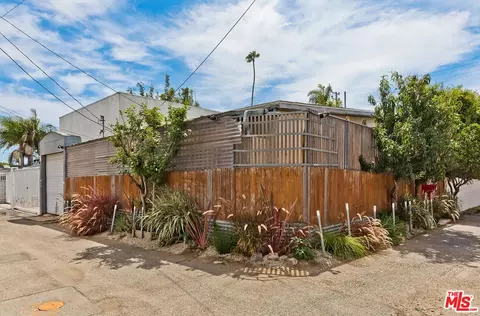Exterior - 2416 Walnut Ave, Venice, CA 90291 photo 5 of 5