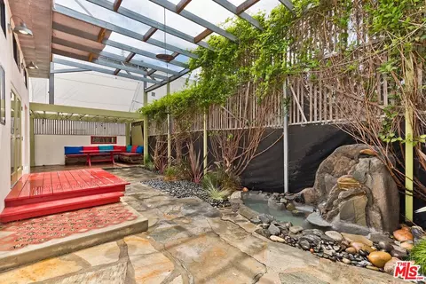 Exterior - 2416 Walnut Ave, Venice, CA 90291 photo 2 of 5