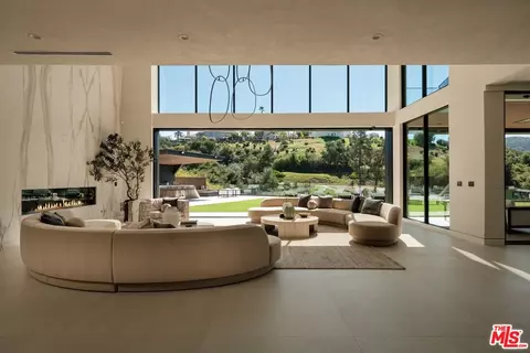 19378 Lemmer Dr, Tarzana, CA 91356