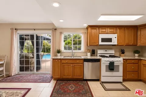 Kitchen - 2114 Rhonda St, Oxnard, CA 93036 photo 2 of 3