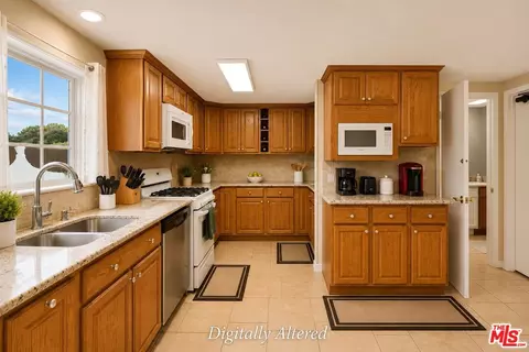 Kitchen - 2114 Rhonda St, Oxnard, CA 93036 photo 3 of 3