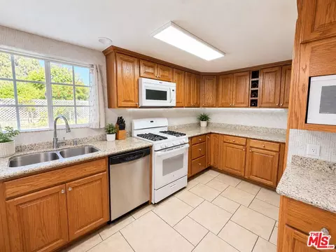Kitchen - 2114 Rhonda St, Oxnard, CA 93036 photo 1 of 3