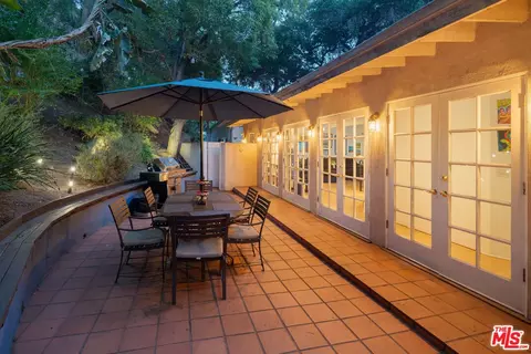 8011 Padre Ln, Los Angeles, CA 90046