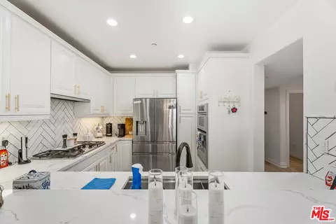 Kitchen - 1000 E Ocean Blvd #104, Long Beach, CA 90802 photo 3 of 6