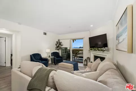 Living - 1000 E Ocean Blvd #104, Long Beach, CA 90802 photo 5 of 6