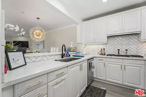 Kitchen - 1000 E Ocean Blvd #104, Long Beach, CA 90802 photo 4 of 6