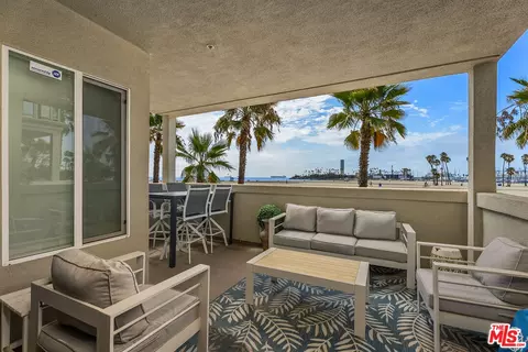 Exterior - 1000 E Ocean Blvd #104, Long Beach, CA 90802 photo 2 of 7