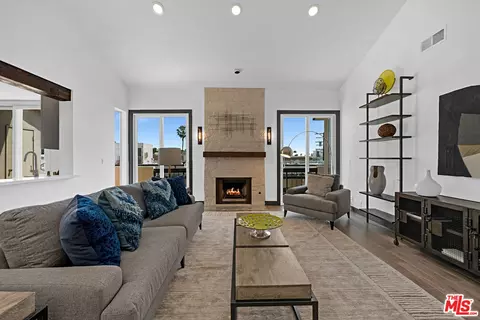 723 Westmount Dr #305, West Hollywood, CA 90069