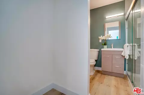 Bath - 1208 Daisy Ave, Long Beach, CA 90813 photo 3 of 6