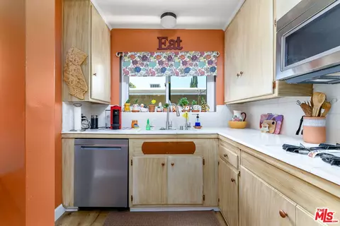Kitchen - 1901 Peyton Ave #N, Burbank, CA 91504 photo 2 of 3