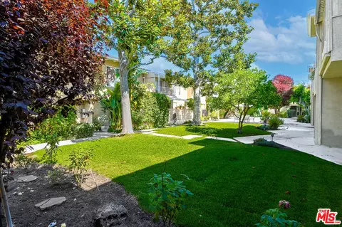 Exterior - 1901 Peyton Ave #N, Burbank, CA 91504 photo 6 of 8