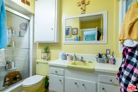 Bath - 1901 Peyton Ave #N, Burbank, CA 91504 photo 2 of 2