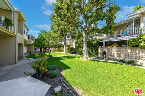 Exterior - 1901 Peyton Ave #N, Burbank, CA 91504 photo 3 of 8