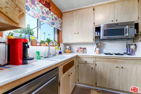 Kitchen - 1901 Peyton Ave #N, Burbank, CA 91504 photo 3 of 3