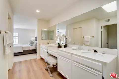 Bath - 12419 Willow Hill Dr, Moorpark, CA 93021 photo 3 of 5