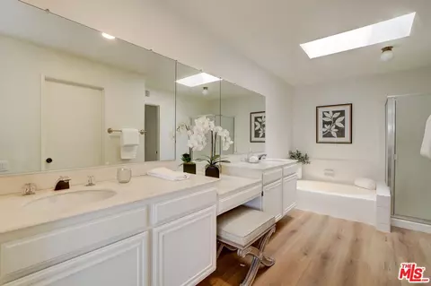 Bath - 12419 Willow Hill Dr, Moorpark, CA 93021 photo 2 of 5