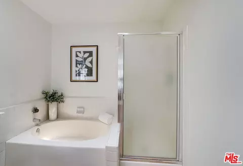 Bath - 12419 Willow Hill Dr, Moorpark, CA 93021 photo 4 of 5