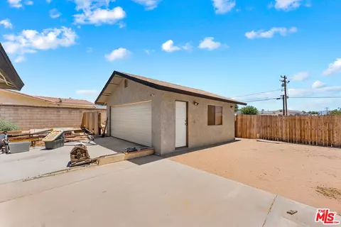 Exterior - 15361 Mondamon Rd, Apple Valley, CA 92307 photo 10 of 10