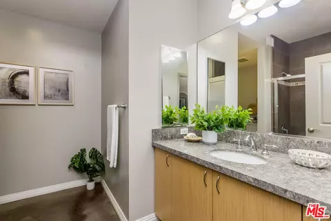 Bath - 125 N Raymond Ave #412, Pasadena, CA 91103 photo 2 of 2