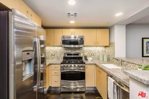 Kitchen - 125 N Raymond Ave #412, Pasadena, CA 91103 photo 2 of 2
