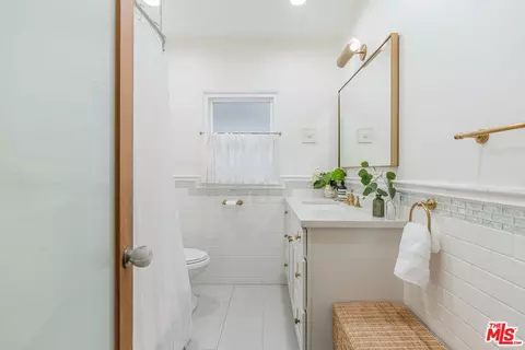 Bath - 239 N Everett St, Glendale, CA 91206 photo 1 of 2