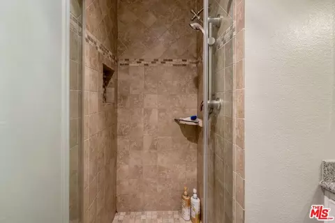 Bath - 154 N Meridith Ave #7, Pasadena, CA 91106 photo 3 of 4