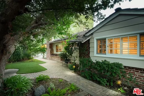3931 Woodcliff Rd, Sherman Oaks, CA 91403