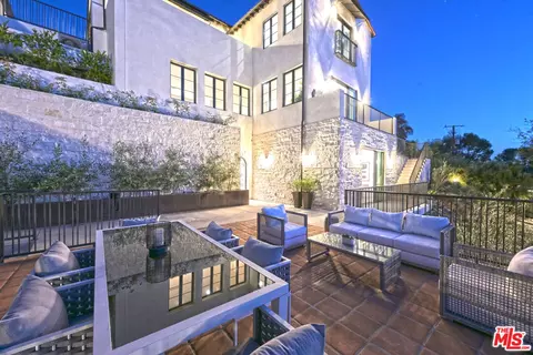 3072 Hollyridge Dr, Los Angeles, CA 90068