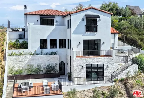 3072 Hollyridge Dr, Los Angeles, CA 90068
