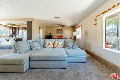 Living - 8395 Keats Ave, Yucca Valley, CA 92284 photo 2 of 2