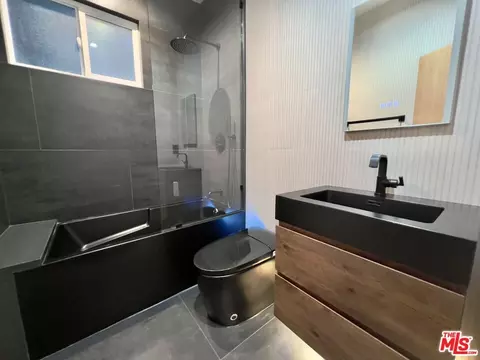 Bath - 1152 E 1st St, Long Beach, CA 90802 photo 3 of 3