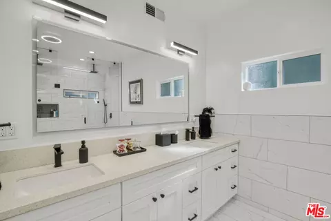 Bath - 4112 Vanetta Pl, Studio City, CA 91604 photo 2 of 6