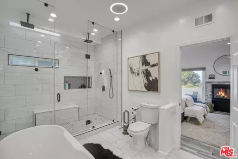 Bath - 4112 Vanetta Pl, Studio City, CA 91604 photo 4 of 6
