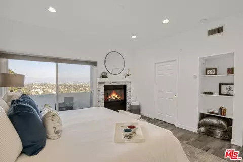 Bedroom - 4112 Vanetta Pl, Studio City, CA 91604 photo 3 of 5