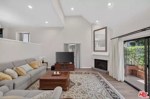 15173 Magnolia Blvd #F, Sherman Oaks, CA 91403