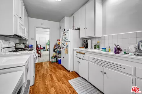 Kitchen - 1610 E Carson St, Long Beach, CA 90807 photo 4 of 9