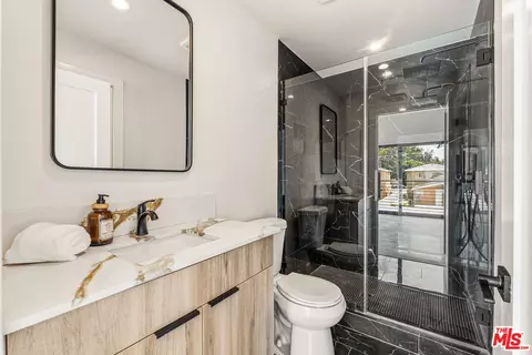 Bath - 14254 Mccormick St, Sherman Oaks, CA 91401 photo 3 of 5