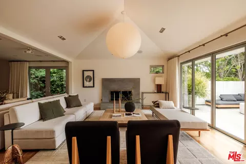 558 Stassi Ln, Santa Monica, CA 90402