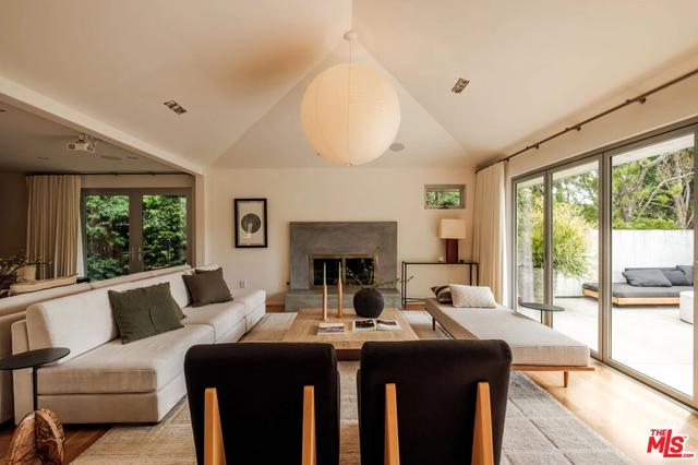 558 Stassi Ln, Santa Monica, CA 90402