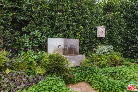 2124 Narcissus Ct, Venice, CA 90291