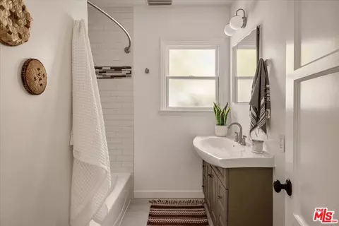 Bath - 1770 Coolidge Ave, Altadena, CA 91001 photo 1 of 1